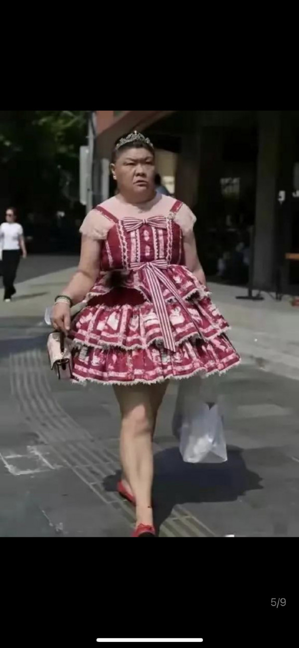 50歲上海婦人每天穿公主裙出街 堅持日日不同款式！背後原因超勵志 