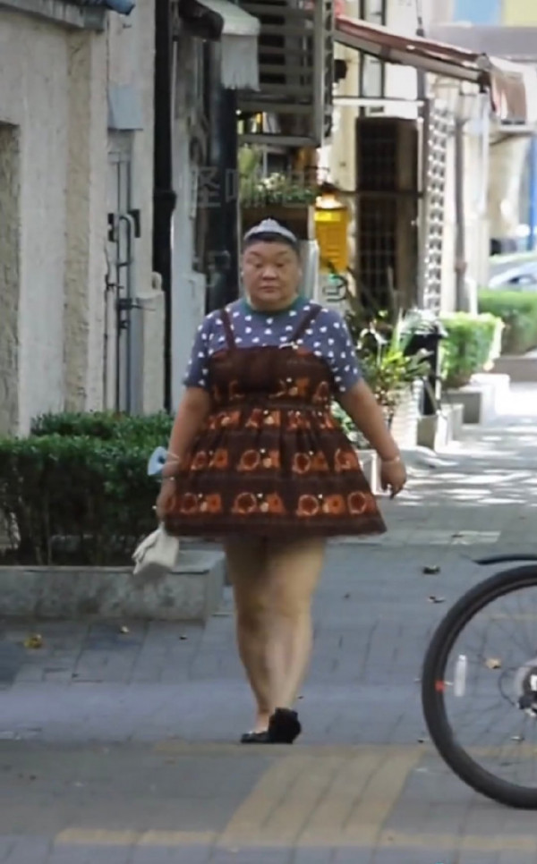 50歲上海婦人每天穿公主裙出街 堅持日日不同款式！背後原因超勵志 