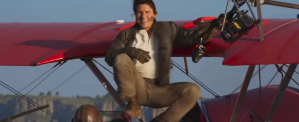 Tom Cruise於高空站飛機宣傳新戲  突360度旋轉下降 觀眾:「He is crazy」 