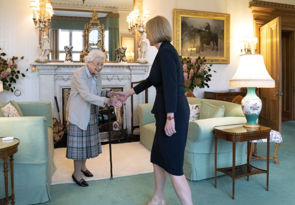 攝影師親揭英女王最後拍攝細節 女王舉動親民！數分鐘會面成一生榮幸 