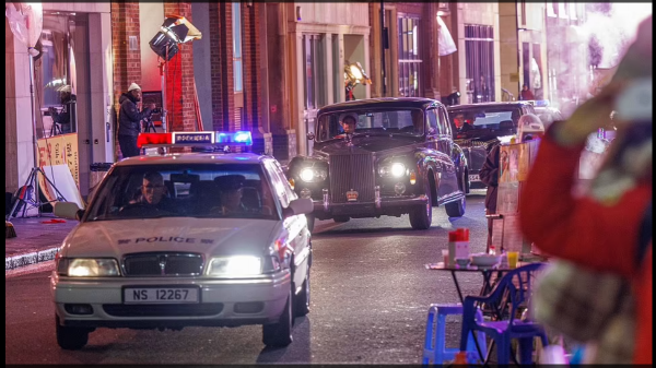 Netflix倫敦西區搭建香港街景 拍攝《王冠》第五季！重現97回歸前一夜 