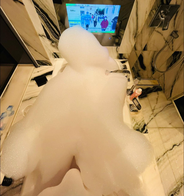 港女Staycation大方分享浴缸照 誰知嚇壞網民：唔係咁都要影出嚟？ 