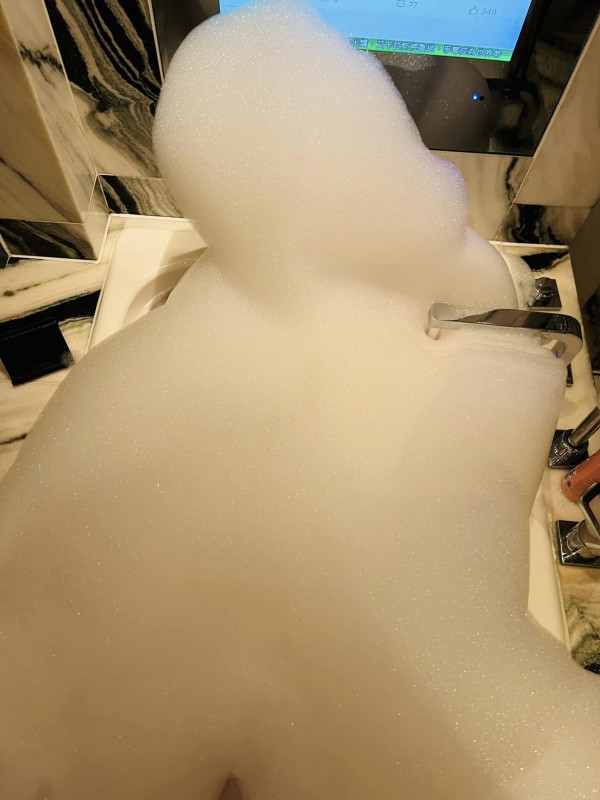 港女Staycation大方分享浴缸照 誰知嚇壞網民：唔係咁都要影出嚟？ 