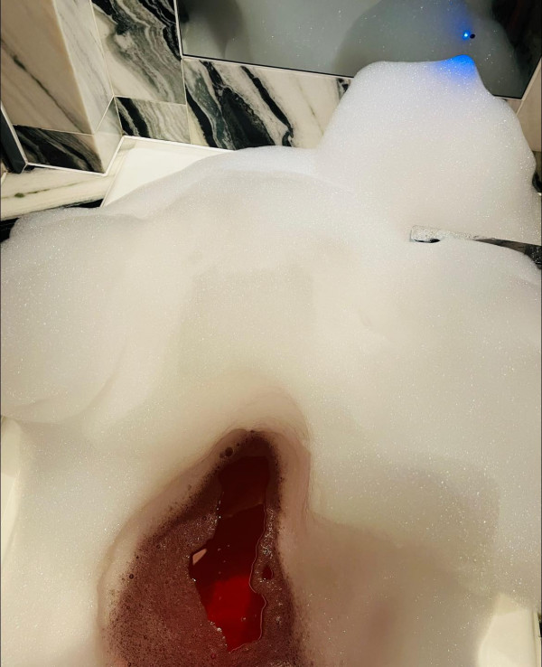 港女Staycation大方分享浴缸照 誰知嚇壞網民：唔係咁都要影出嚟？ 