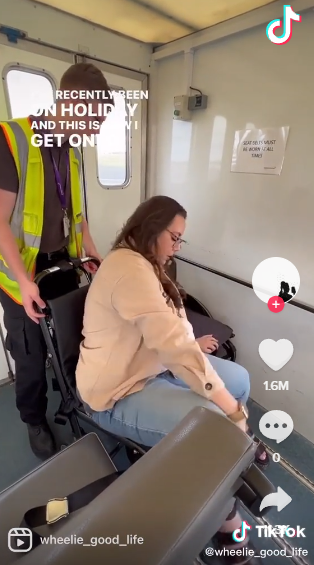 殘疾人士搭飛機要求輪椅被拒 被逼爬住去廁所 更慘遭空姐1句冷諷 