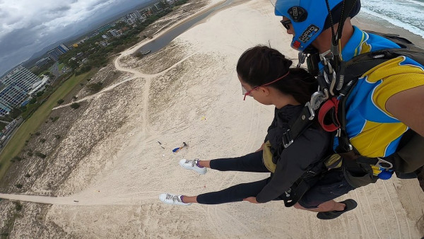 40歲靚媽陳法拉飛到澳洲跳降落傘  懶理面容扭曲 興奮大曬伸脷相 
