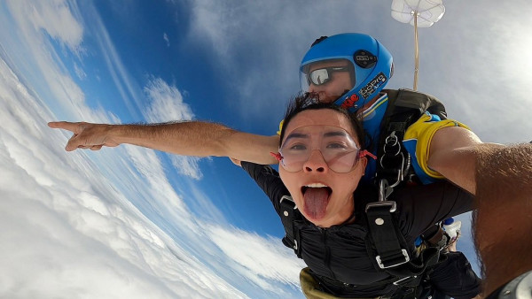 40歲靚媽陳法拉飛到澳洲跳降落傘  懶理面容扭曲 興奮大曬伸脷相 