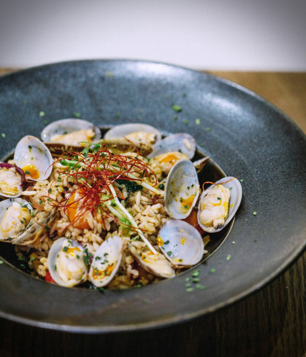 荃灣美食｜人氣簡約木系Cafe HOW進駐荃灣！  落地大玻璃+木系傢私打卡位、開幕優惠免費送飲品