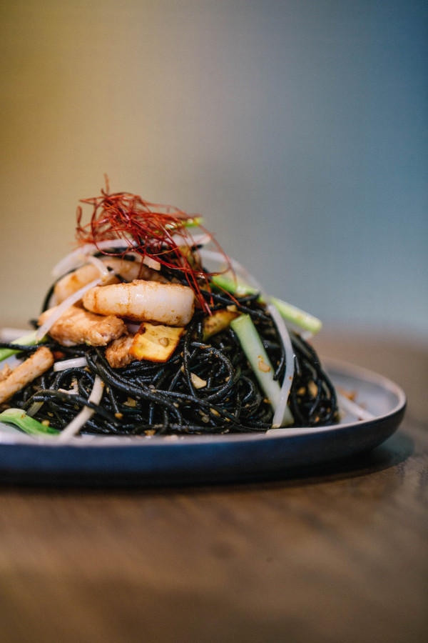 荃灣美食｜人氣簡約木系Cafe HOW進駐荃灣！  落地大玻璃+木系傢私打卡位、開幕優惠免費送飲品