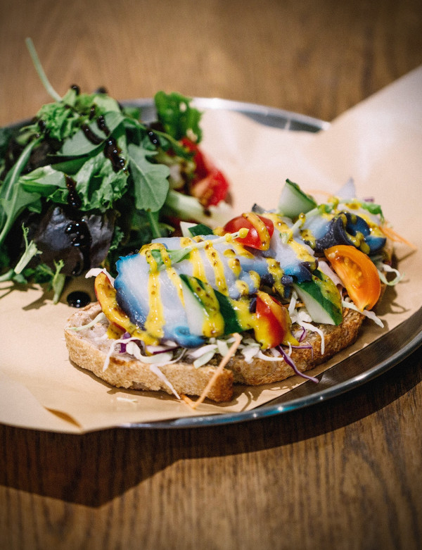 荃灣美食｜人氣簡約木系Cafe HOW進駐荃灣！  落地大玻璃+木系傢私打卡位、開幕優惠免費送飲品