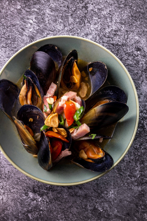 灣仔扒房BIFTECK推出「四人同行，一人免費」優惠   兩小時無限暢食澳洲藍青口／無限暢食迷你A5和牛漢堡伴炸薯條／無限暢飲啤酒及葡萄酒