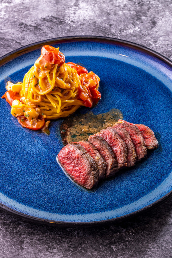 灣仔扒房BIFTECK推出「四人同行，一人免費」優惠   兩小時無限暢食澳洲藍青口／無限暢食迷你A5和牛漢堡伴炸薯條／無限暢飲啤酒及葡萄酒