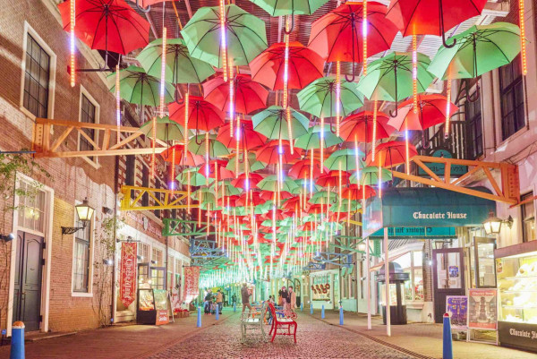 日本首個3層旋轉木馬夢幻登場 走進大型荷蘭式聖誕市集！1300萬盞燈+煙花 