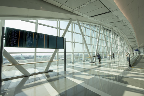 香港機場全新地標「天際走廊」正式啟用！8分鐘來往客運大樓至登機閘口/飽覽停機坪景色