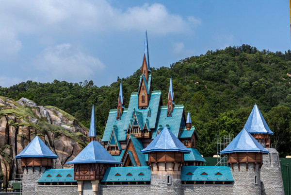 香港迪士尼樂園Frozen園區率先曝光！1:1還原夢幻阿德爾王國城堡+2大全新魔雪遊樂設施