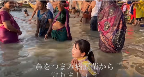 日本妹挑戰印度恆河淨身習俗 由頭浸到落腳再洗臉 結果下場超慘 