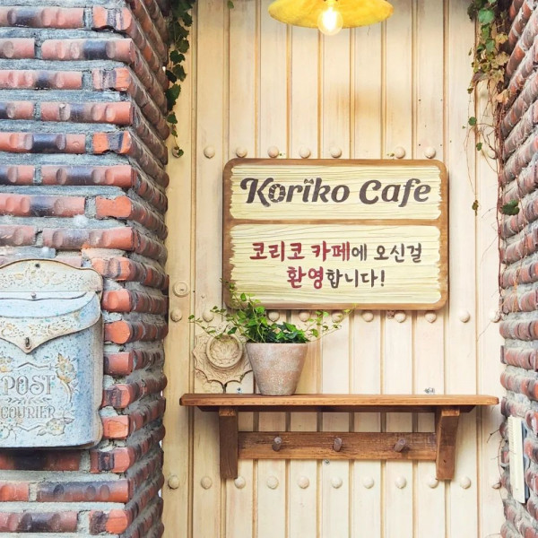 首爾自由行2022 | 韓國全新魔女宅急便Cafe 神還原經典小黃屋+巨型黑貓打卡位 