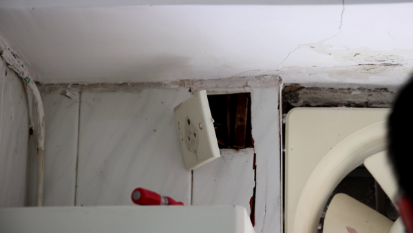 跟家居維修義工隊上門  搶救廁所外牆滲水  更換霉爛電掣面板