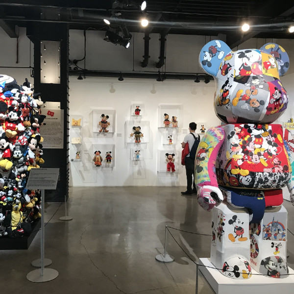 米奇藝術展12月首次登陸台灣  聯乘28位當代藝術家 陳冠希作品名「三人行」 