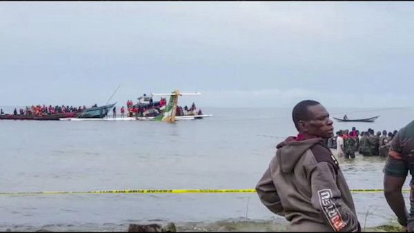 坦桑尼亞男孩目睹飛機意外墜湖 奮不顧身跳水救人 24人獲救他竟昏迷 