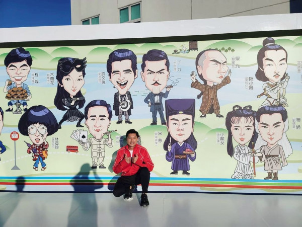 無綫節目巡禮2023｜漫畫家Terry李偉健盡顯驚人畫功 連續通宵畫55個經典角色漫畫牆