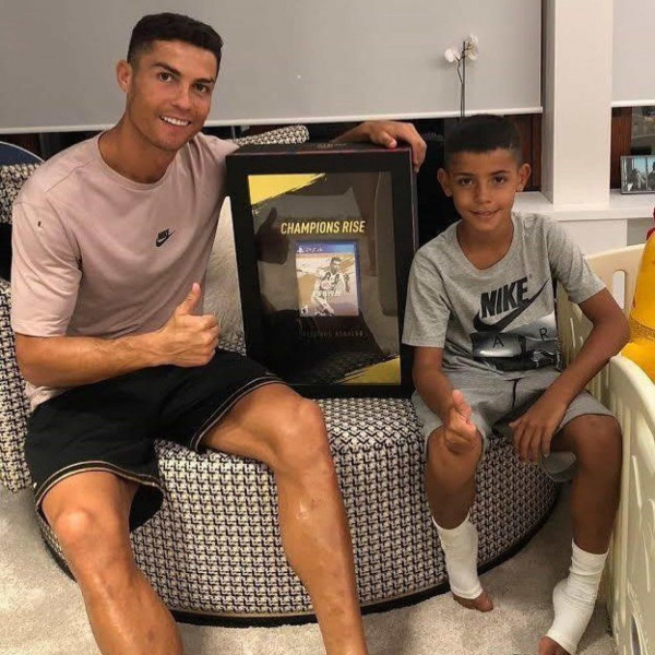 Ronaldo Junior在足球上別具天賦，八歲開始便於曼聯青訓軍受訓，在28場比賽中成功累積58次進球數，實力比同齡球員高出一截。