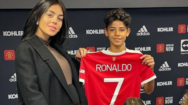 Ronaldo Junior在足球上別具天賦，八歲開始便於曼聯青訓軍受訓，在28場比賽中成功累積58次進球數，實力比同齡球員高出一截。