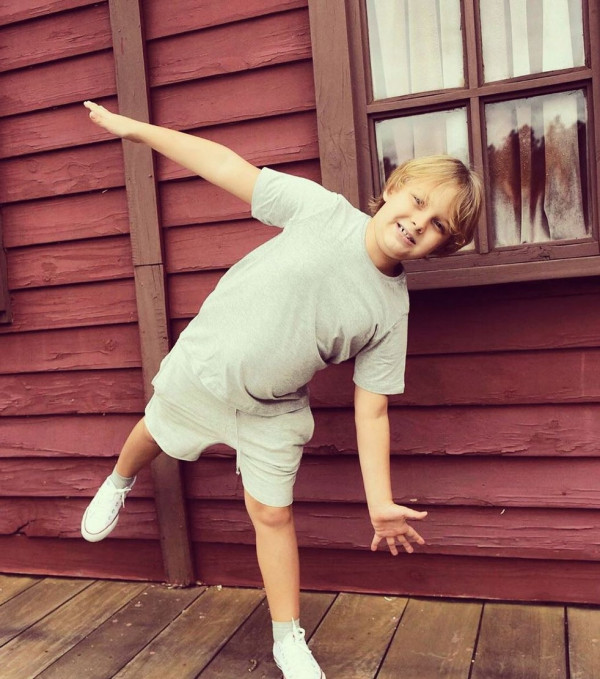 11歲的Davi活潑好動，經常蹦蹦跳跳，更擅長不同運動。Davi與父親關係猶如好友，他更時常穿著尼馬的球衣，看起來相當可愛。