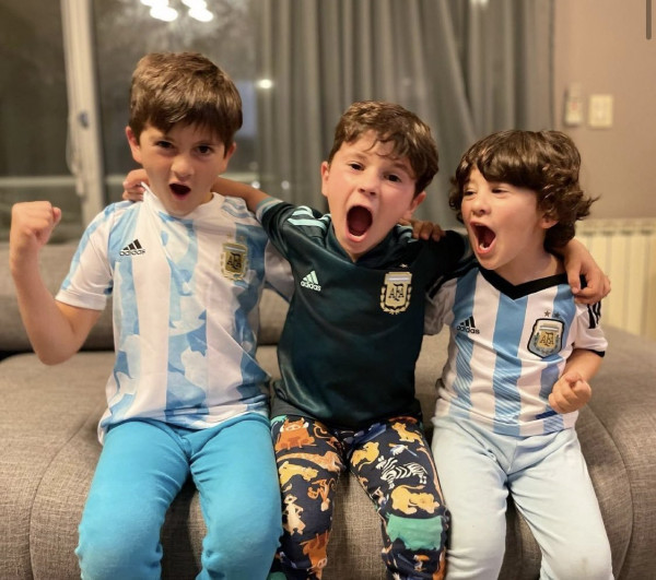他的兩個兒子Mateo和Thiago從小就接受足球訓練，踢起球來有板有眼，遺傳了父親的精湛球技，而他的3歲細仔Ciro亦非常可愛。