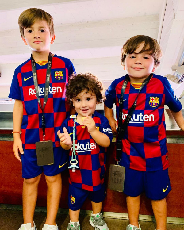 他的兩個兒子Mateo和Thiago從小就接受足球訓練，踢起球來有板有眼，遺傳了父親的精湛球技，而他的3歲細仔Ciro亦非常可愛。