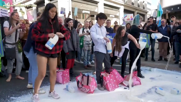 素食主義示威者佔領地獄廚神Gordon Ramsay旗下餐廳　抗議氣候暖化及社會不公