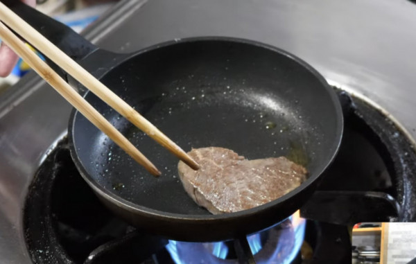 日本料理達人簡單3步教你煎出粉嫩牛扒！ 鎖住肉汁全靠煎牛扒前做多一個步驟  