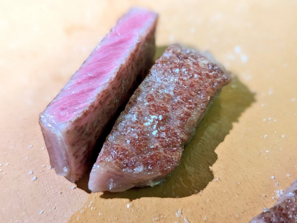 日本料理達人簡單3步教你煎出粉嫩牛扒！ 鎖住肉汁全靠煎牛扒前做多一個步驟  
