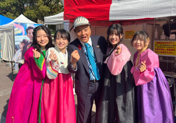 名古屋市長拍照疑擺出不文手勢 原意擺出「愛心手指」結果變成性暗示 