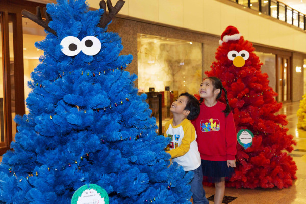 聖誕好去處2022｜《芝麻街》聖誕到訪尖沙咀海港城！Elmo造型聖誕樹/2米高Big Bird/經典黃色校車