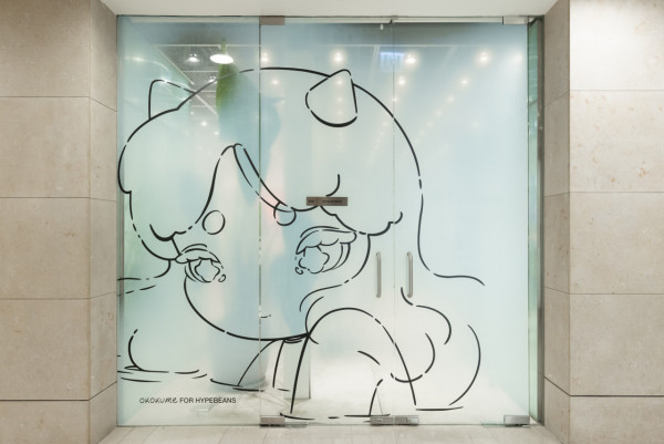 室內好去處｜中環Cafe x 西班牙藝術家Okokume推出Cosmic Girl咖啡藝術展覽！ 反光藝術空間打卡位/獨家展出新作/別注版T恤 