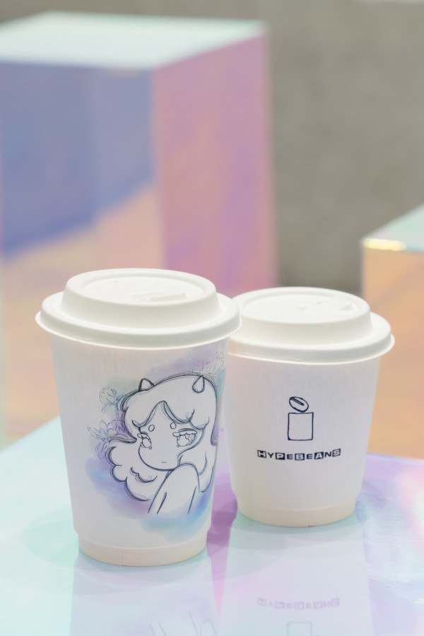 室內好去處｜中環Cafe x 西班牙藝術家Okokume推出Cosmic Girl咖啡藝術展覽！ 反光藝術空間打卡位/獨家展出新作/別注版T恤 