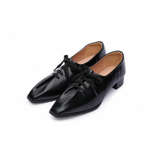 Keva Oxford採用禮服皮革鞋款，既是牛津鞋的藍本，但又加入新派元素，配上方頭及粗闊鞋帶，Formal 與 Casual穿搭都能輕鬆搭配！