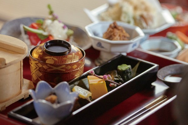 日本超豪華臥鋪列車「四季島號」最貴索價8.4萬3晚！米芝蓮級料理+玻璃車廂360度賞美景 