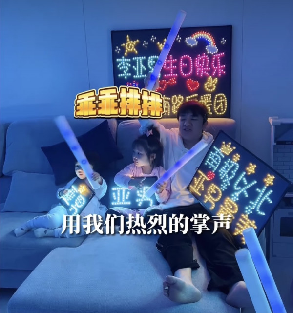 適逢李亞男38歲生日，王祖藍與兩位囡囡特地為她準備驚喜，將二千呎豪宅佈置成大型K房，非常有心思。
