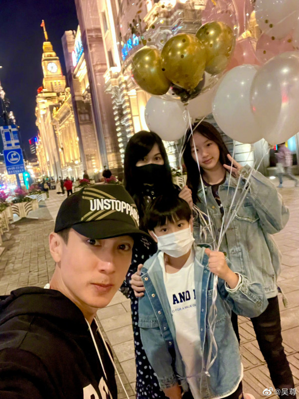 被指撞樣林依晨（圖片來源：微博@吳尊）