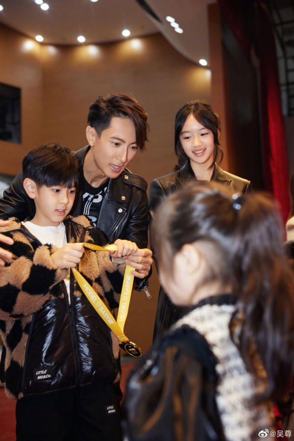 被指撞樣林依晨（圖片來源：微博@吳尊）