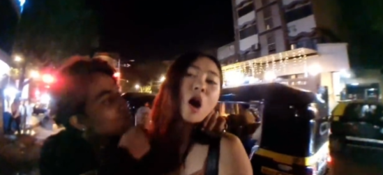 韓女孟買街頭直播遭騷擾強吻 成功走甩15秒一擰頭更可怕 