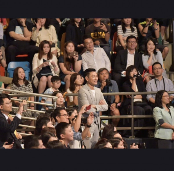 此外，天王劉德華亦不止一次被拍到參加女兒學校的活動，難怪被網民大讚是一位稱職的星爸。（圖片來源：微博）
