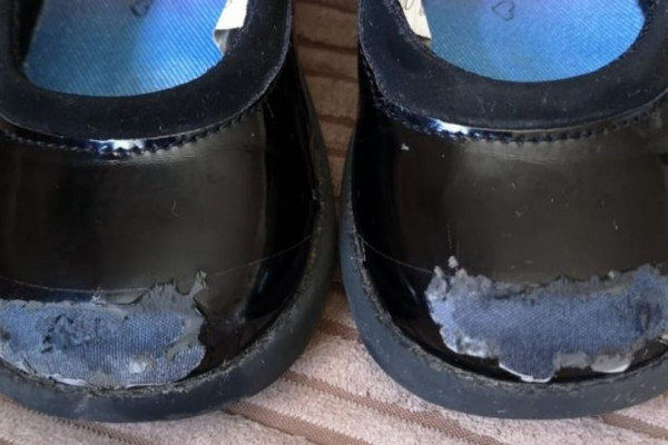 女童返學黑鞋嚴重磨損甩皮！慳家媽媽用1招修復至全新一樣