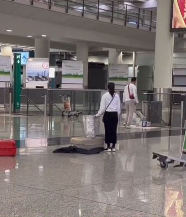 情侶大鬧香港國際機場片段熱傳 港男怒掟女友行李落樓梯 一走了之 