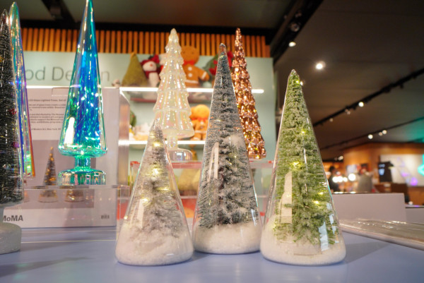 MoMA聖誕實用家品禮物推介  笑哈哈夜燈、寶麗萊喇叭、BE@RBRICK擴香石