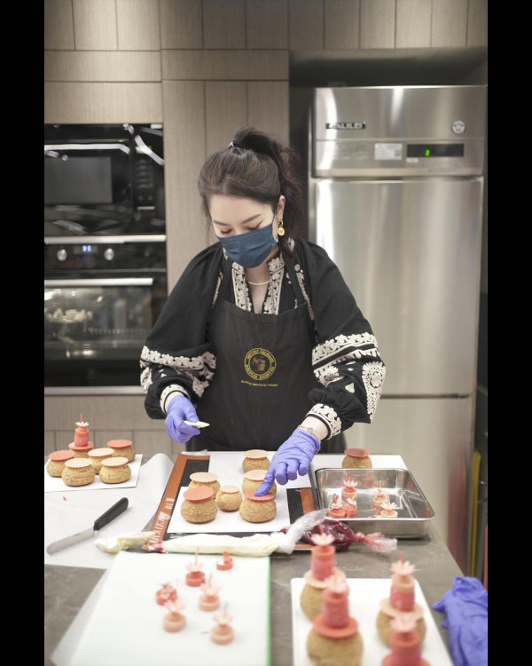 近日苟芸慧在IG上分享了一系列製作泡芙的照片；她在照片中穿著繡花上衣，看起來充滿貴氣。