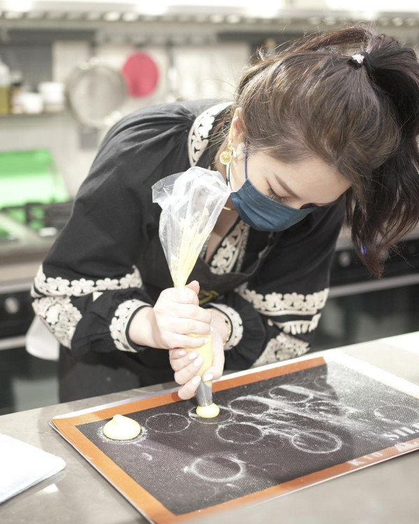 近日苟芸慧在IG上分享了一系列製作泡芙的照片；她在照片中穿著繡花上衣，看起來充滿貴氣。