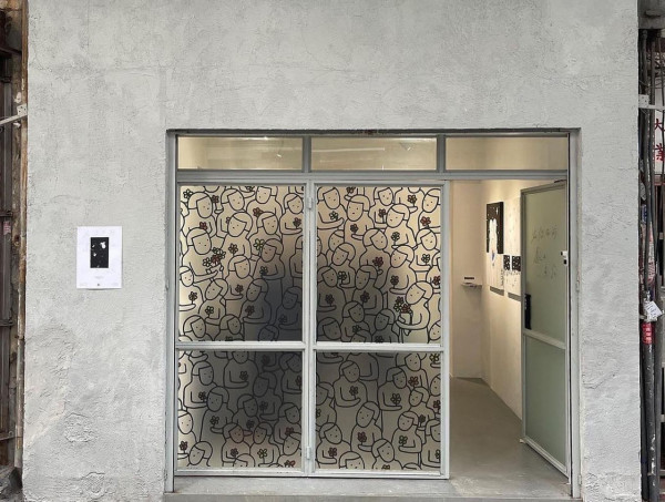 含蓄《在你面前獻上一束花》畫展 感謝生活中悲喜同行的人